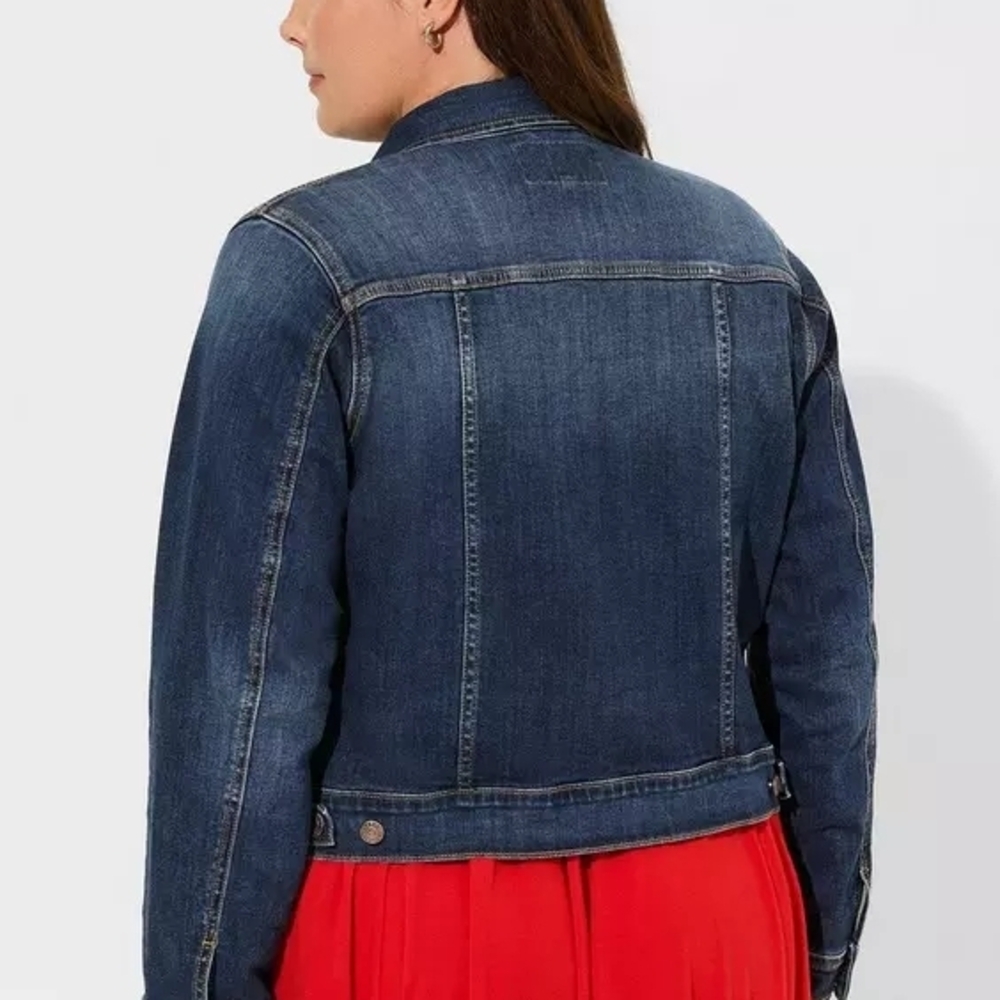 Torrid Denim Fitted Trucker Jacket- NWOT- Size 4x - Picture 3 of 7